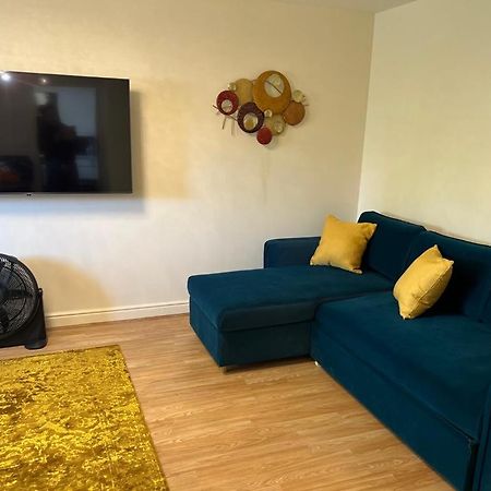 Modern Beautiful Gated Two Bed Apartment Stifford Экстерьер фото