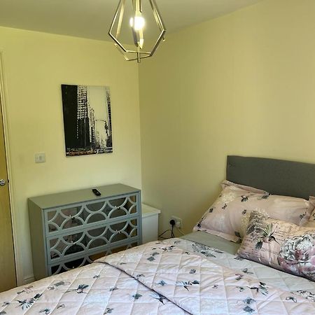 Modern Beautiful Gated Two Bed Apartment Stifford Экстерьер фото