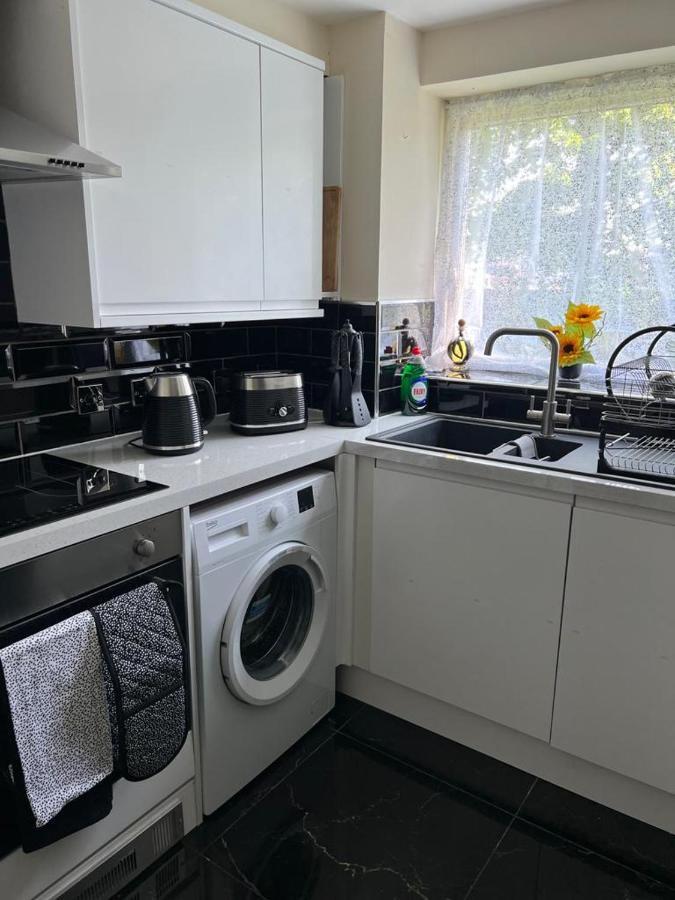 Modern Beautiful Gated Two Bed Apartment Stifford Экстерьер фото