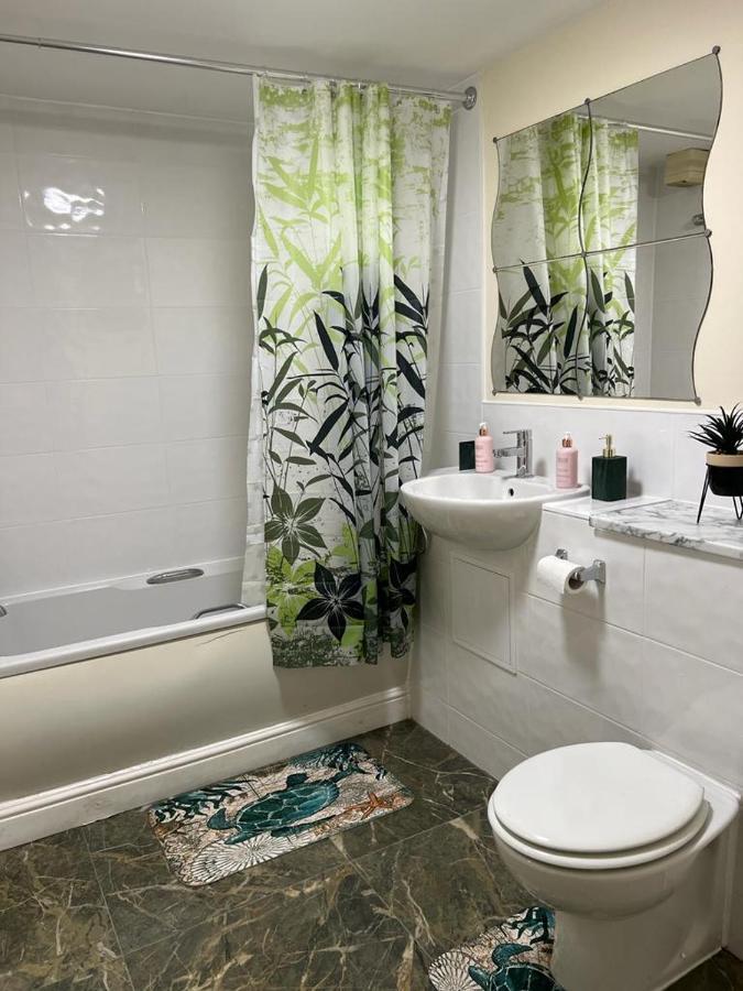 Modern Beautiful Gated Two Bed Apartment Stifford Экстерьер фото
