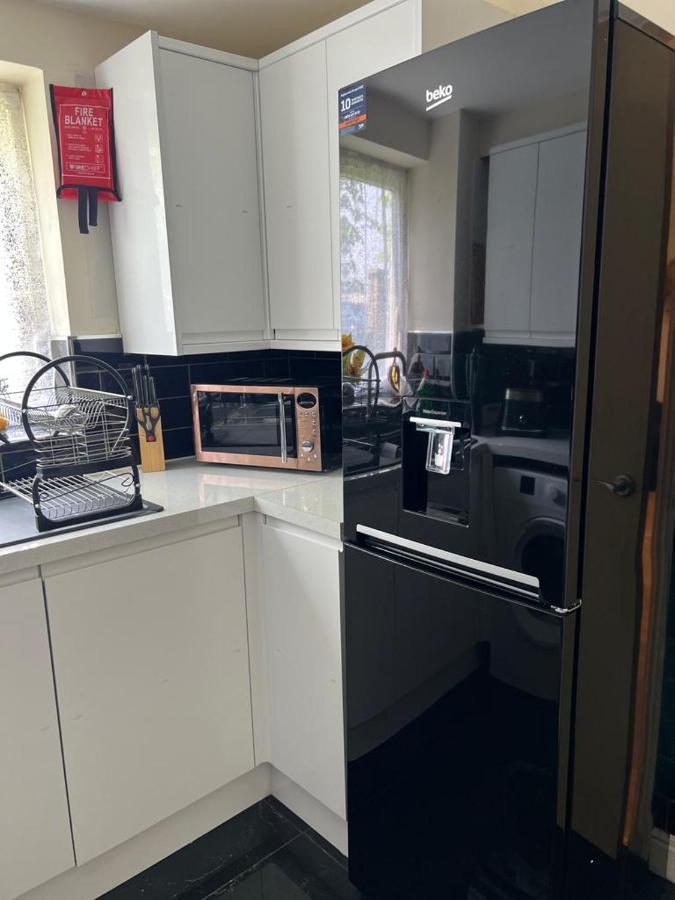 Modern Beautiful Gated Two Bed Apartment Stifford Экстерьер фото