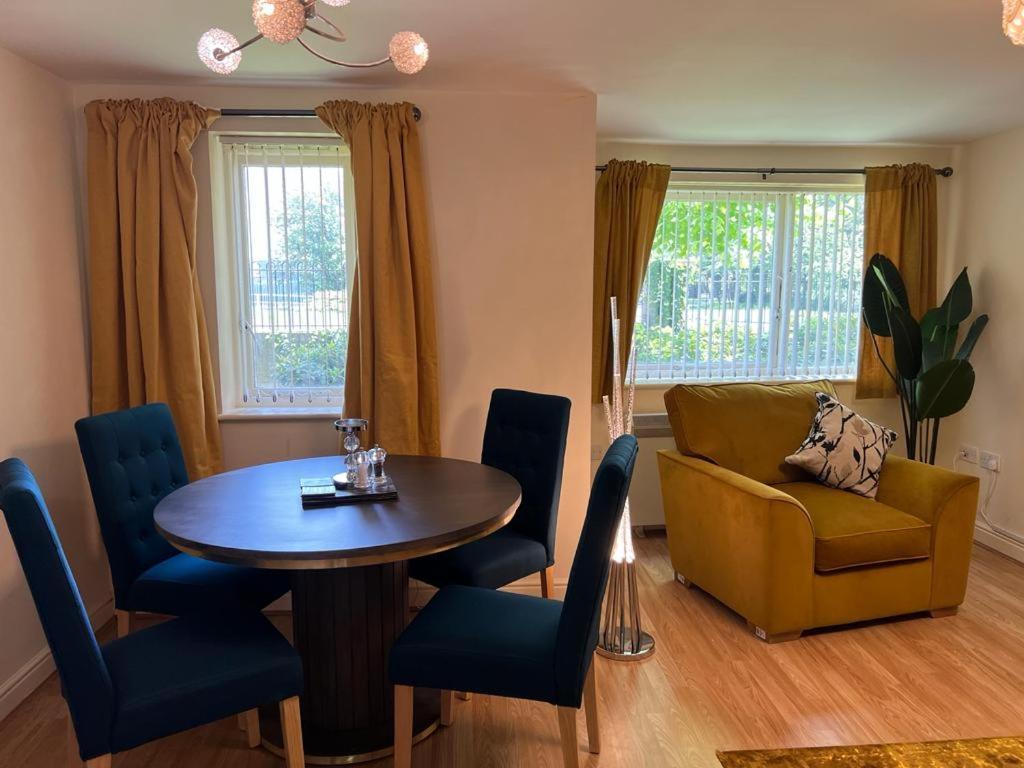 Modern Beautiful Gated Two Bed Apartment Stifford Экстерьер фото