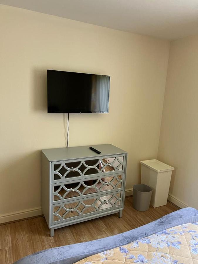 Modern Beautiful Gated Two Bed Apartment Stifford Экстерьер фото